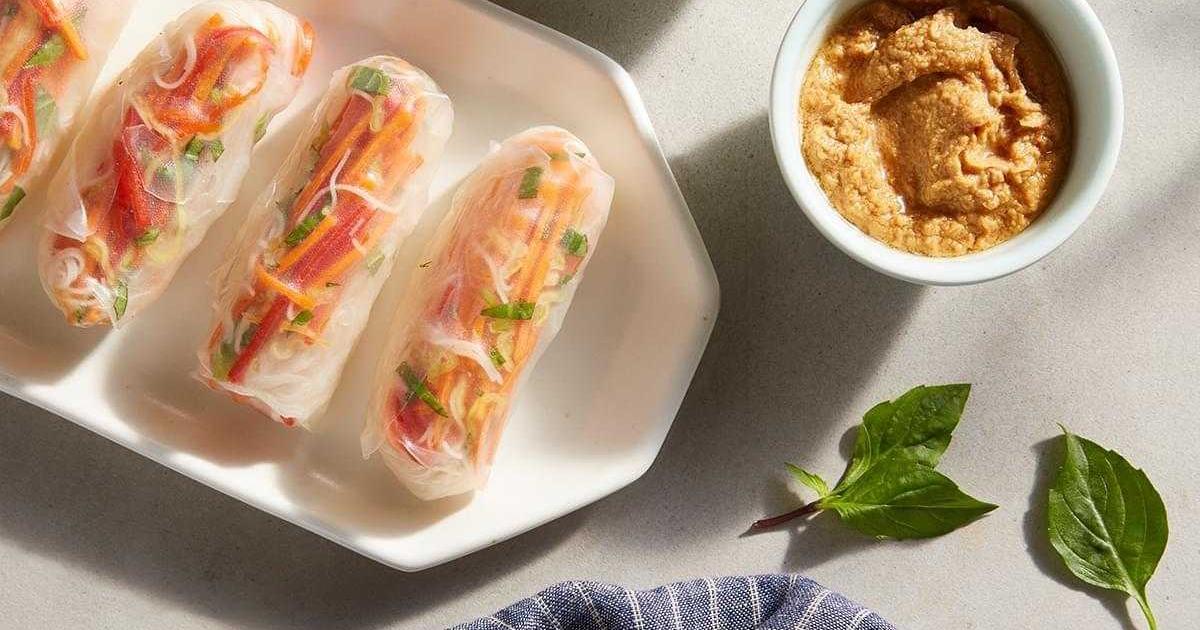 Rollitos Vegetales De Primavera Con Salsa De Maní Y Salsa De Chile Dulce