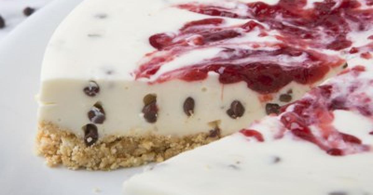 NoBake Strawberry Chocolate Chip Cheesecake La Lechera
