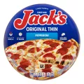 Un empaque de pizza con pepperoni con una etiqueta azul, una espátula bajo una pizza y el logotipo de Jack's sobre un fondo de madera azul.