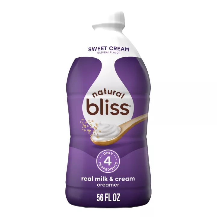 Botella blanca grande de creamer natural bliss Sweet Cream con etiqueta morada, una cucharada de azúcar y leche