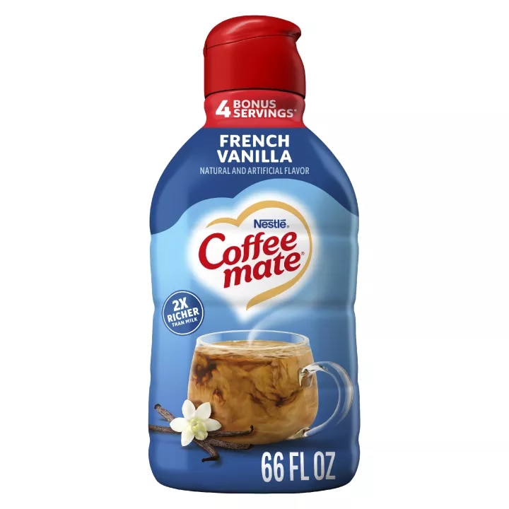 Botella de creamer French Vanilla con un vaso de café helado y vainilla que lee Probar con café helado y 4 porciones extra.