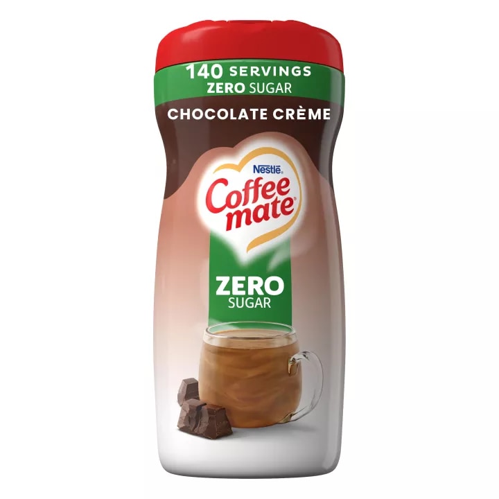 Una lata de color mayoritariamente marrón, con rojo arriba y detalles en verde y marrón. Logo de Coffee mate centrado sobre una etiqueta verde.