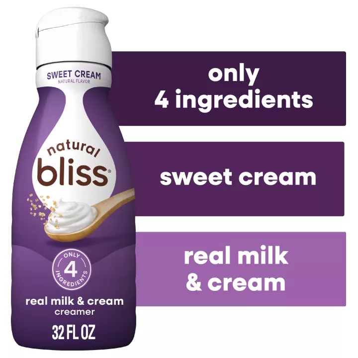 Botella blanca de creamer natural bliss Sweet Cream con etiqueta morada, una cucharada de azúcar y leche.