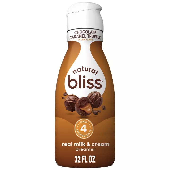 Vista frontal centrada de Chocolate Caramel Truffle, Liquid Dairy Creamer de natural bliss 32 FL OZ (1 QT/946 mL).