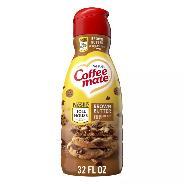 Vista frontal centrada de una botella de creamer líquido Coffee mate Brown Butter Chocolate Chip Cookie de 32 FL OZ (1 QT) 946 ml.