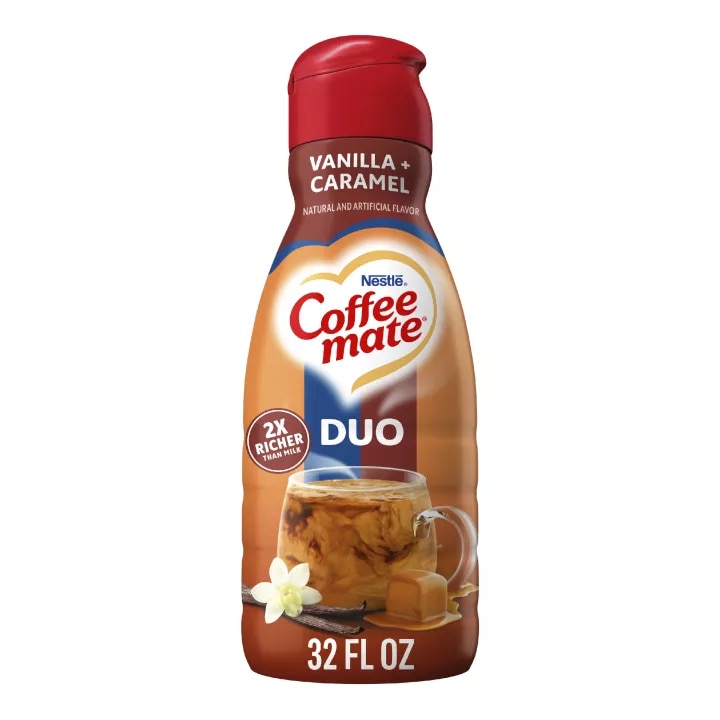Una botella roja de creamer Vanilla Caramel con una taza de café y caramelo derretido debajo del logotipo del producto.