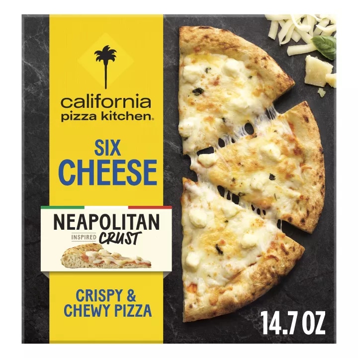 Vista frontal centrada del producto Neapolitan Six Cheese Peso Neto 14.7 oz (419 g) de California Pizza Kitchen.