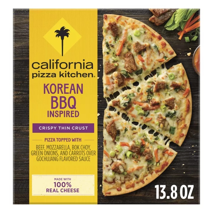 Vista frontal central de caja de Pizza congelada Korean Beef BBQ de CALIFORNIA PIZZA KITCHEN 13.8oz Peso Neto 13.8 oz (393g).