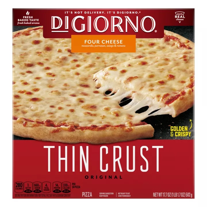 Caja de pizza DiGiorno Original Thin Crust Four Cheese con una pizza que lee crocante y dorada, y hecha con queso auténtico.