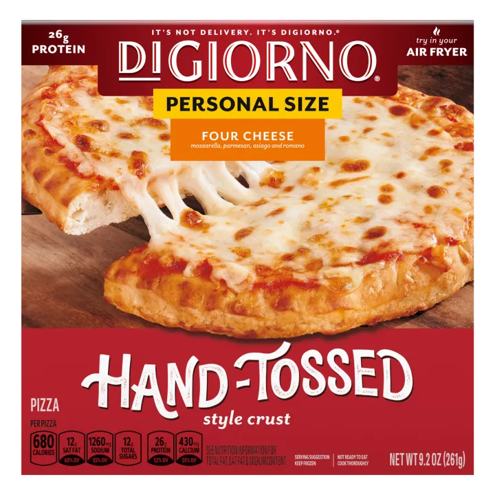 Caja de DiGiorno Small Sized Traditional Crust Four Cheese Pizza con el nombre del producto, una imagen de la pizza y el logotipo de Traditional Crust.