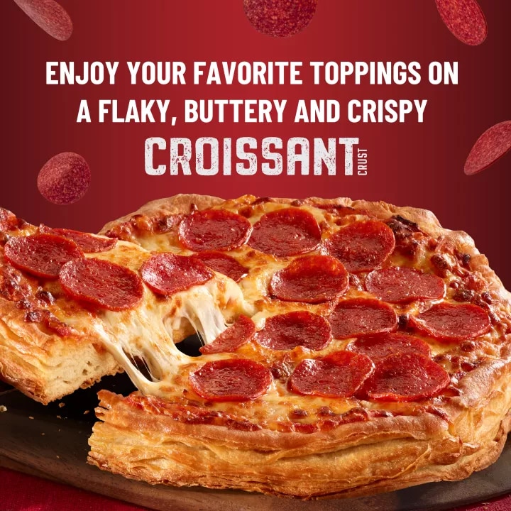 Pizza de pepperoni con masa croissant