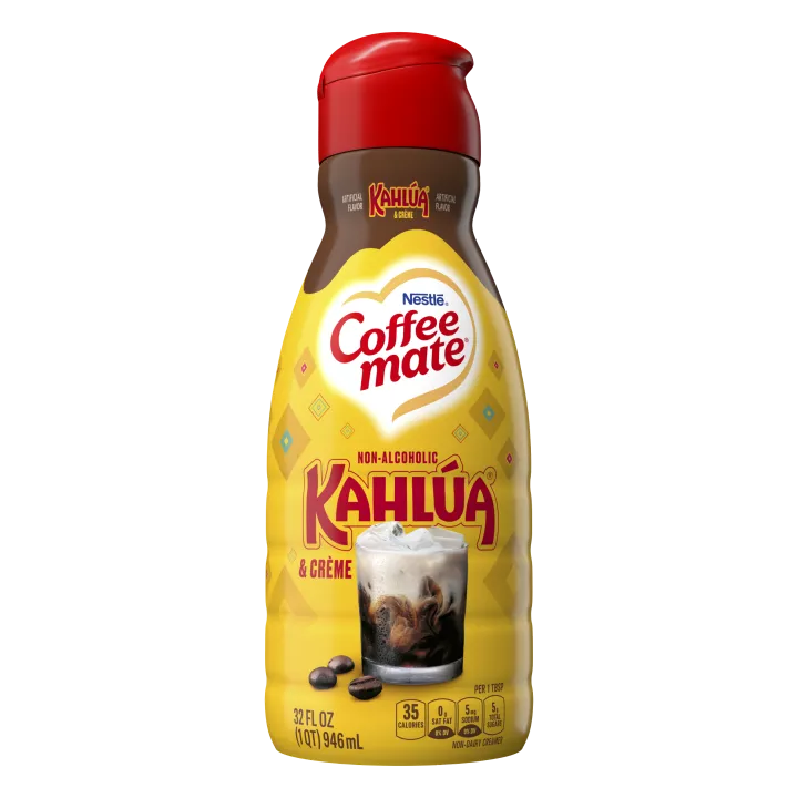 Una botella amarilla de creamer sabor Kahlúa & Créme con el logo de Kahlúa sobre un vaso de café con crema.