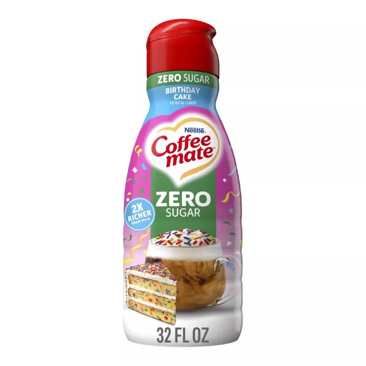 Vista frontal centrada de botella de creamer líquido Zero Sugar Birthday Cake de COFFEE MATE de 32 FL OZ (1 QT) 946 ml.