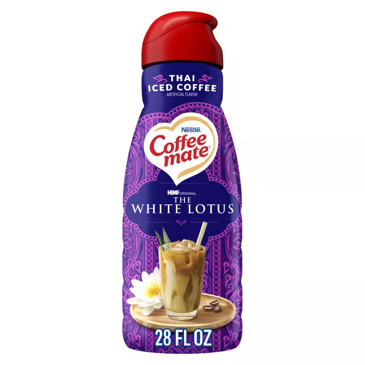 Vista frontal centrada del creamer Coffee mate sin lácteos sabor Thai Iced Coffee, HBO Original(r) White Lotus de 28 FL OZ. (1.75 PT) 828 ML.