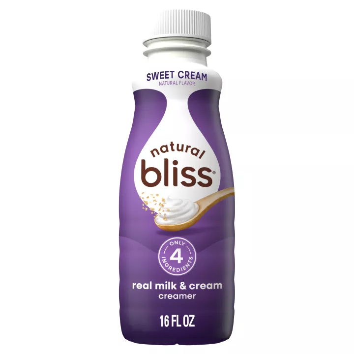 Botella blanca de creamer natural bliss Sweet Cream con etiqueta morada, jarras de lácteos y el nombre del producto.
