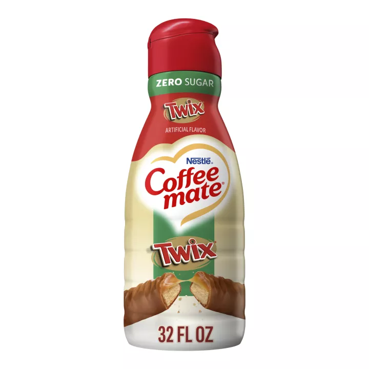 Una botella bronce de creamer sabor Twix® con la etiqueta verde "Sin azúcar" sobre una barrita y el logo de Twix.