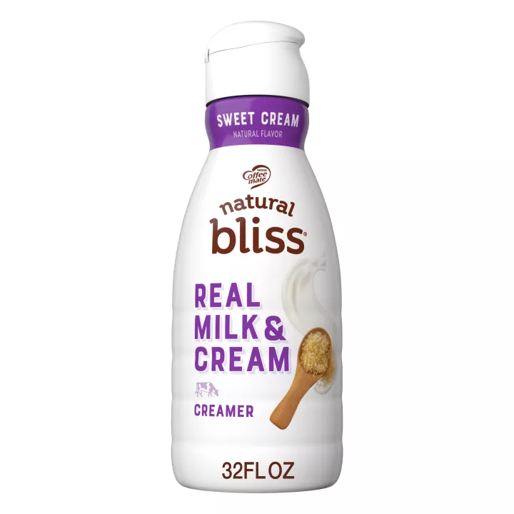 Botella blanca de creamer natural bliss Sweet Cream con etiqueta morada, una cucharada de azúcar y leche.