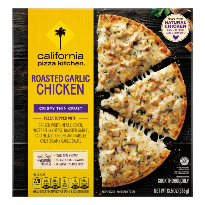 Caja de Roasted Garlic Chicken Pizza con media pizza, pollo y el emblema de pollo natural sobre una superficie de madera color negro.