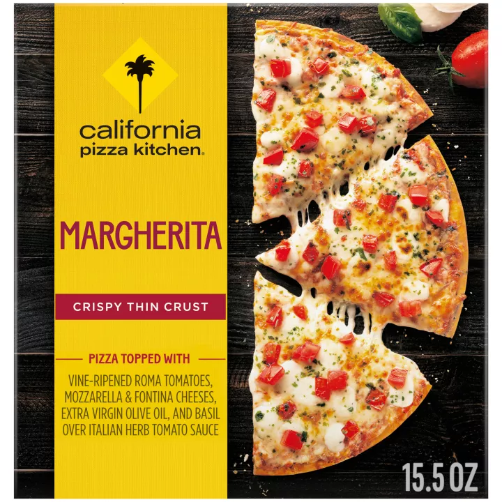 Caja de Margherita Pizza con media pizza, tomate, queso mozzarella y albahaca sobre una superficie de madera color negro.