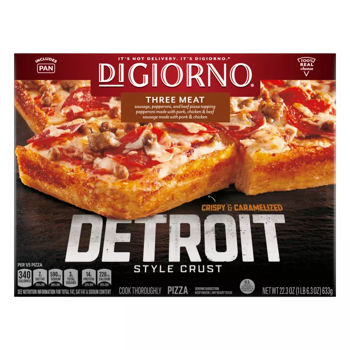 Caja de pizza DiGiorno Tres carnes con masa estilo Detroit con un letrero que lee crocante y caramelizada.