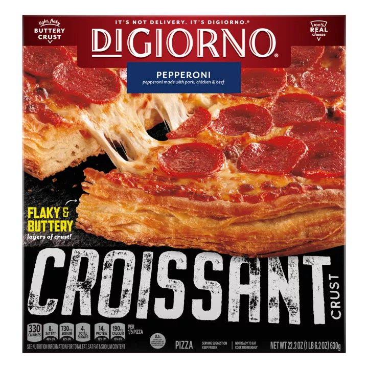 Caja de DiGiorno Croissant Crust Pepperoni Pizza que lee capas MANTECOSAS con el logo de masa de croissant.