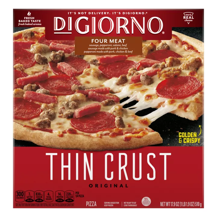 Caja de pizza DiGiorno Original Thin Crust Four Meat con una pizza que lee crujiente y dorada, y hecha con queso auténtico.