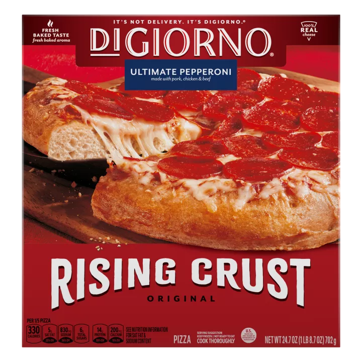 Caja de pizza DiGiorno Rising Crust Ultimate Pepperoni con esta en tabla de cortar, logo de Rising Crust y queso auténtico.
