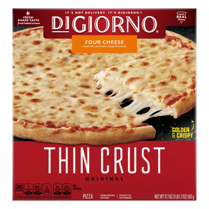 Caja de pizza DiGiorno Original Thin Crust Four Cheese con una pizza que lee crocante y dorada, y hecha con queso auténtico.