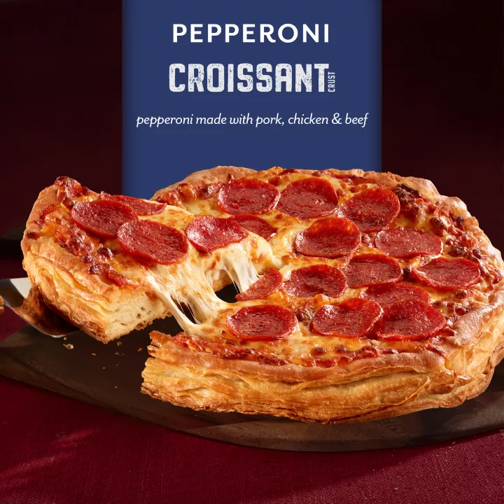 Pizza de pepperoni con masa croissant