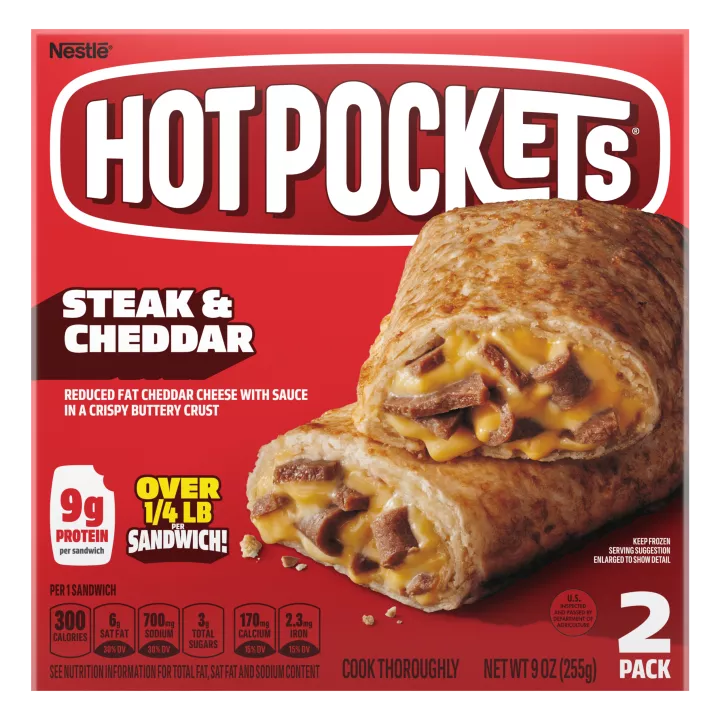 Caja de Hot Pockets Hot Ones™ smokey green chili cheesesteak con logos de Hot Ones y Los Calientes Rojo y picor medio.