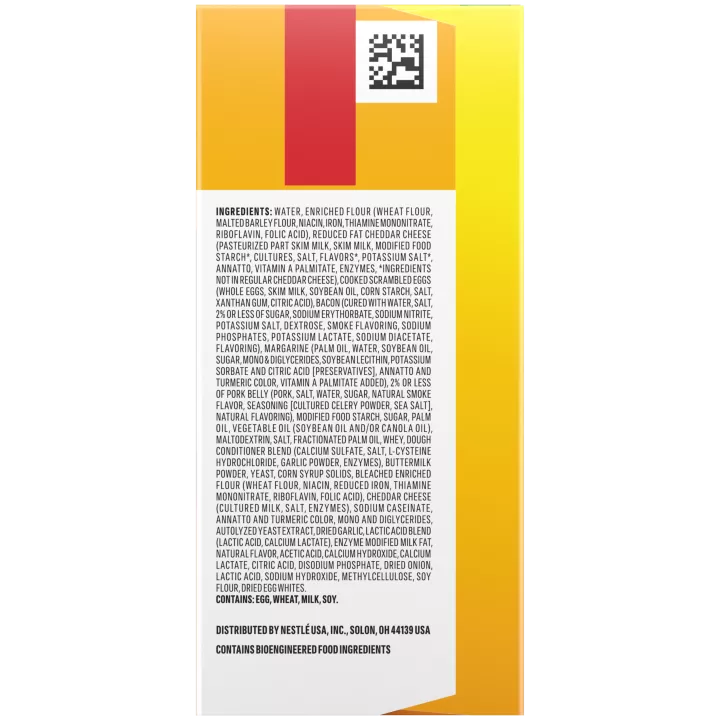 Una caja amarilla de Bacon, Egg & Cheese Hot Pockets con un sándwich con corteza de croissant sobre una etiqueta verde.