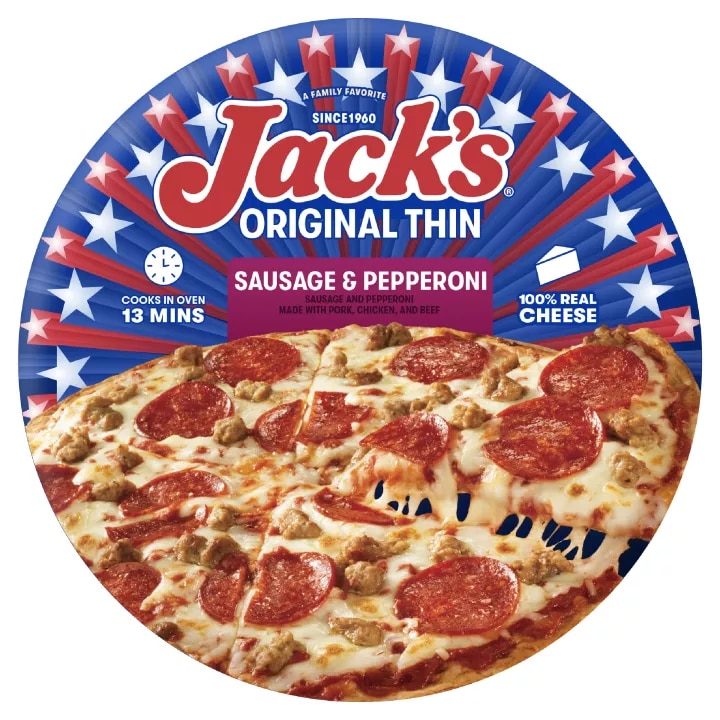 Empaque de pizza de salchicha y pepperoni con una etiqueta morada, una espátula bajo una pizza y el logotipo de Jack's sobre un fondo azul.