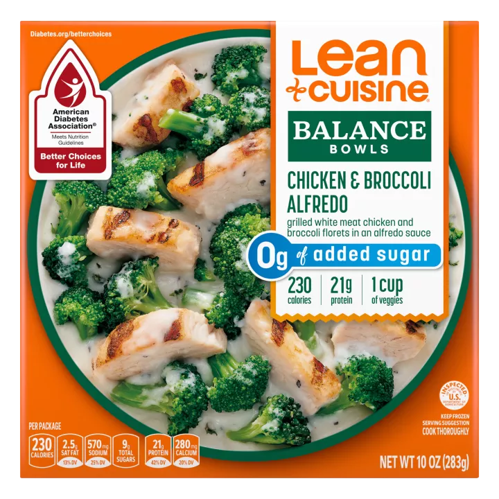 Imagen frontal de un paquete de pollo y brócoli Alfredo de Tazones Balance Bowls de Lean Cuisine.