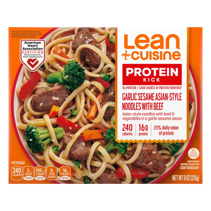 Una caja de Garlic Sesame Noodles with Beef con la imagen de un tazón con carne de res, noodles de arroz y ajo, y ajonjolí.