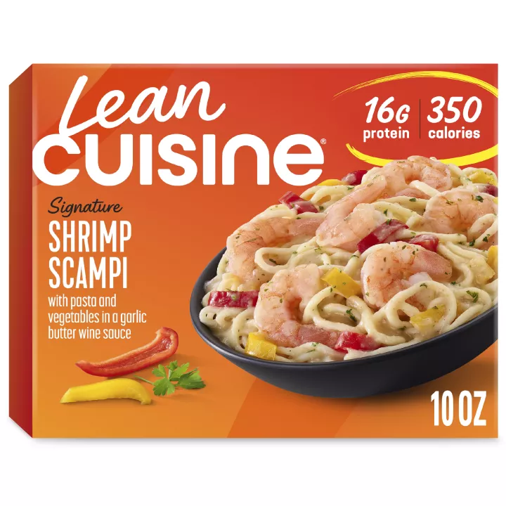 Una caja de Shrimp Scampi con la etiqueta de "especialidad" cerca de un tazón de camarones y pasta en una salsa de pimientos rojos y mariscos.