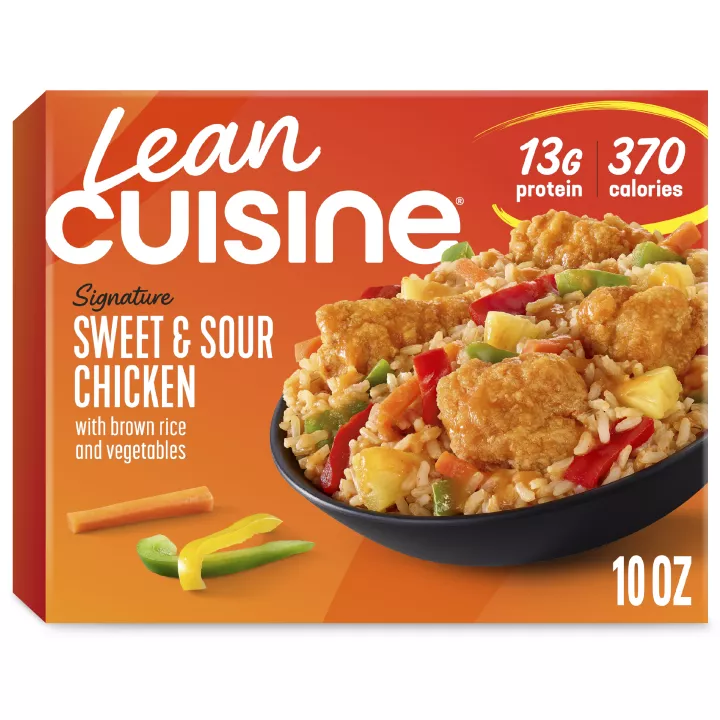 Caja de Sweet and Sour Chicken que lee Protein Kick, 330 calorías y 13g de proteína y un tazón de arroz, pollo y verduras.