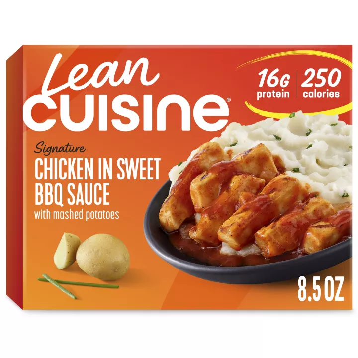 Caja de Chicken in Sweet BBQ Sauce con una etiqueta de destacados cerca de un tazón de pollo a la barbacoa con puré de papas.