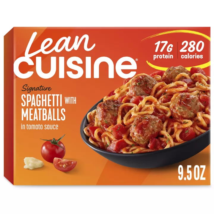 Caja de espaguetis con albóndigas con etiqueta de favoritos cerca de un plato de espaguetis y albóndigas en salsa de tomate.