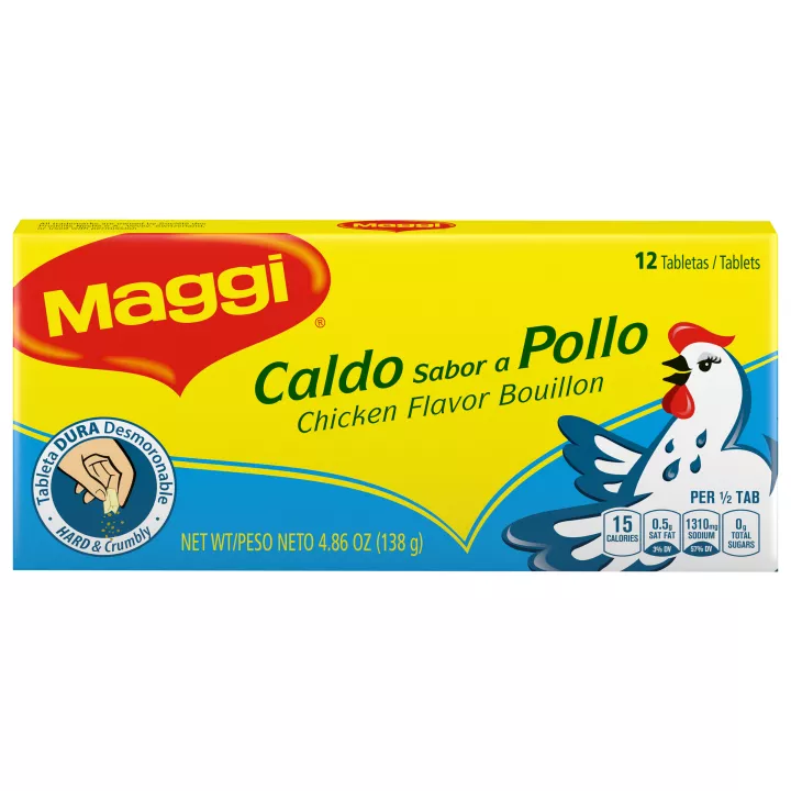 Foto con vista del ángulo derecho de un paquete de Caldo sabor a pollo MAGGI con 12 pastillas duras con la ilustración de un pollo en una etiqueta azul claro y amarilla.