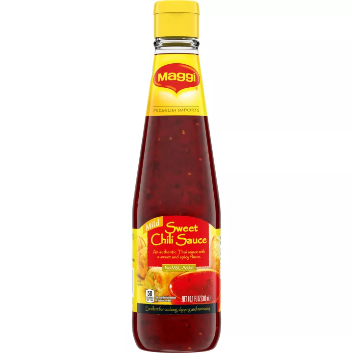 Foto con vista del frente de un envase de Salsa de chile dulce MAGGI de 300 ml con una etiqueta roja y amarilla brillante mostrando unos rollitos primavera junto a una taza de salsa en una botella.