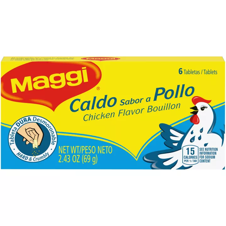 Foto con vista del ángulo izquierdo de un paquete de Caldo sabor a pollo MAGGI con 6 pastillas duras con la ilustración de un pollo en una etiqueta azul claro y amarilla.
