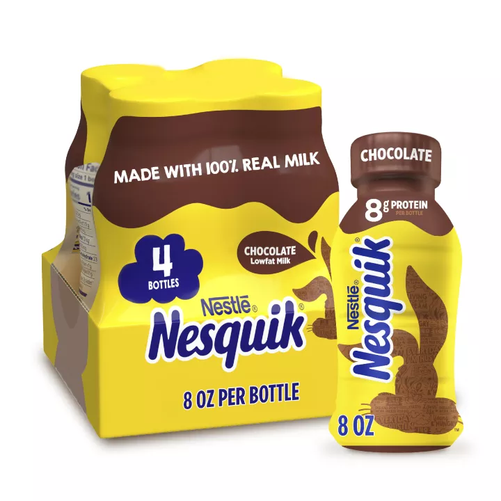 Vista frontal centrada de 4 botellas de 8 fl oz (236 ML) de leche de chocolate NESQUIK baja en grasa con peso neto de 32 fl oz. (1 QT) 0.94 L.