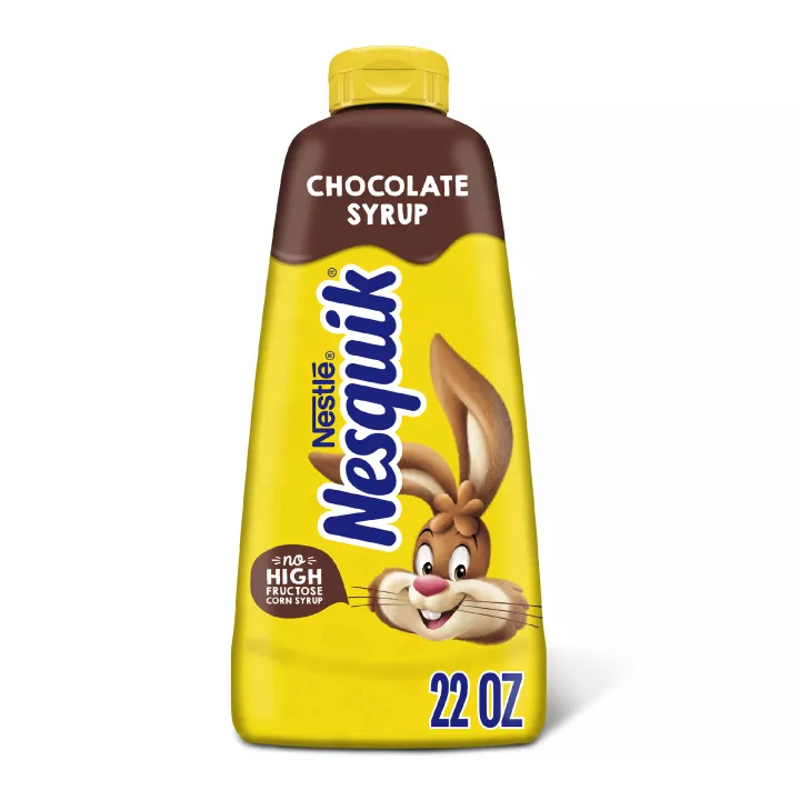 Una botella flexible amarilla con etiquetas marones alrededor del conejo de Nesquik.