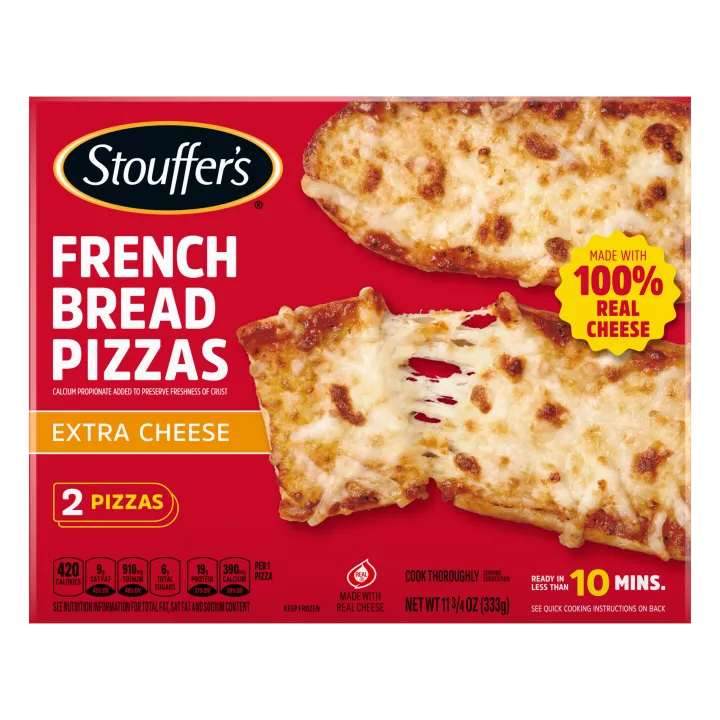 Caja de Extra Cheese French Bread Pizza con 2 pedazos de pizza de pan francés junto a una etiqueta naranja, el nombre del producto y un logo antiguo de STOUFFER'S.