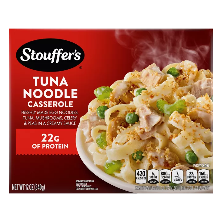 Una caja de Tuna Noodle Casserole con un plato de fideos y apio debajo del nombre del producto y el logotipo de STOUFFER'S.
