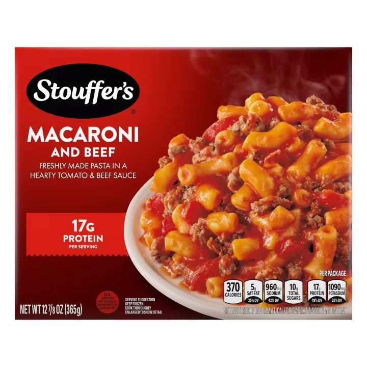 Caja de Macaroni & Beef con un plato de macarrones sobre una mesa debajo del nombre del producto y del logo de STOUFFER'S.