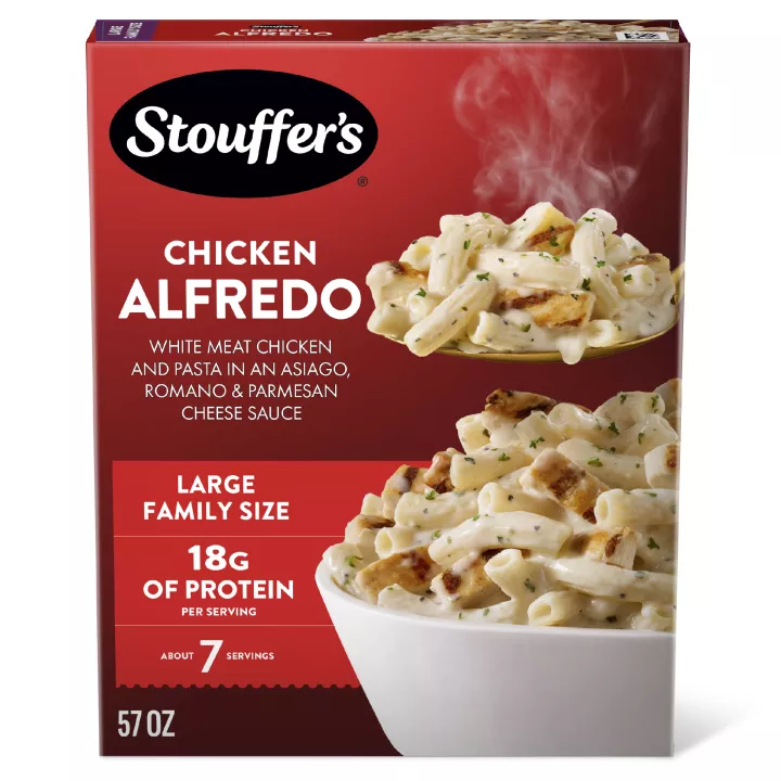 Front Center view of STOUFFER'S Large Family Size Chicken Alfredo Frozen Entrée NET WT 57 oz (3 lb 9 oz) 1.61 kg product.