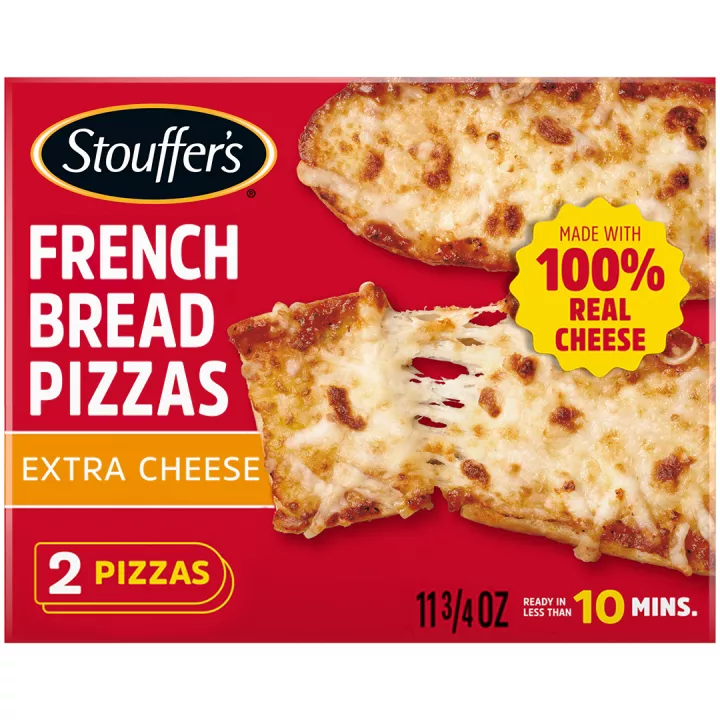 Caja de Extra Cheese French Bread Pizza con 2 pedazos de pizza de pan francés junto a una etiqueta naranja, el nombre del producto y un logo antiguo de STOUFFER'S.