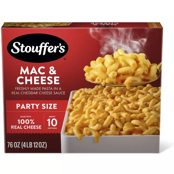 Caja de Macaroni & Cheese con un plato de macarrones con queso sobre una mesa debajo del nombre del producto y de una etiqueta que dice "QUESO 100% AUTÉNTICO".