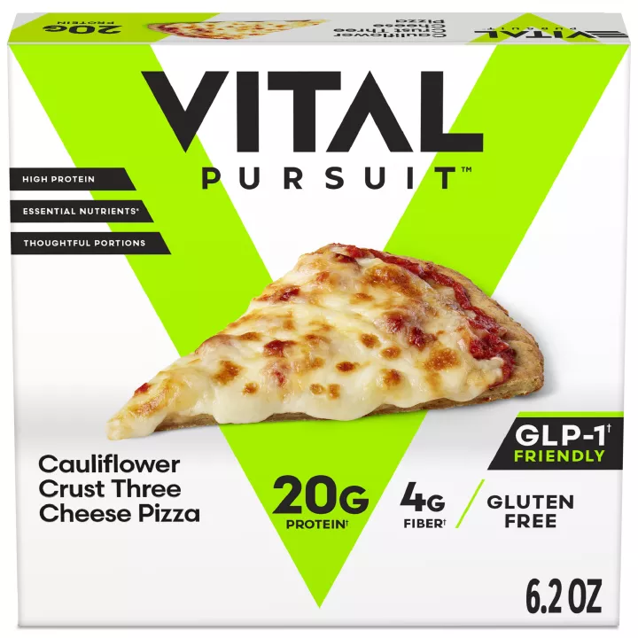 Vista frontal centrada del producto CAULIFLOWER CRUST 3 CHEESE PIZZA de VITAL PURSUIT con peso neto de 6.2oz (178g).